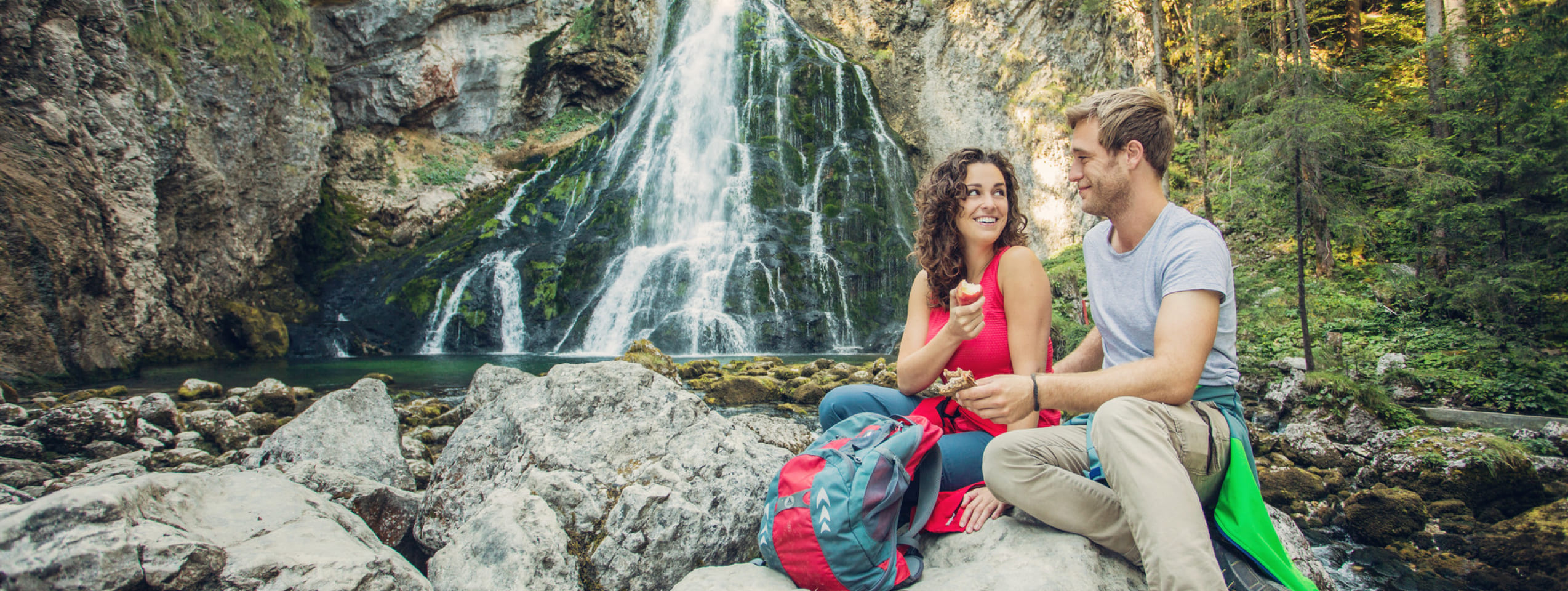 Kurze Pause und Ausblick genießen am Gollinger Wasserfall © Salzburger Land Tourismus - Eva trifft.