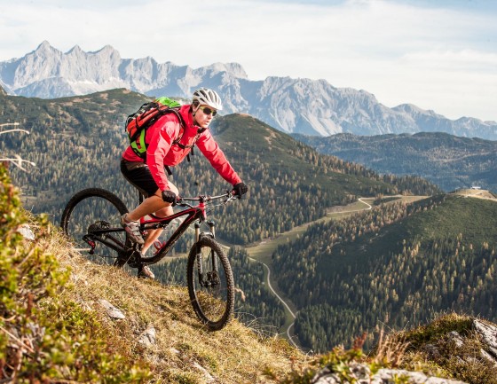 Mann fährt Mountainbike © Altenmarkt-Zauchensee Tourismus 