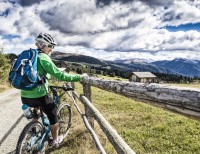 Dame macht eine kurze Pause beim Mountainbiken © shutterstock.com