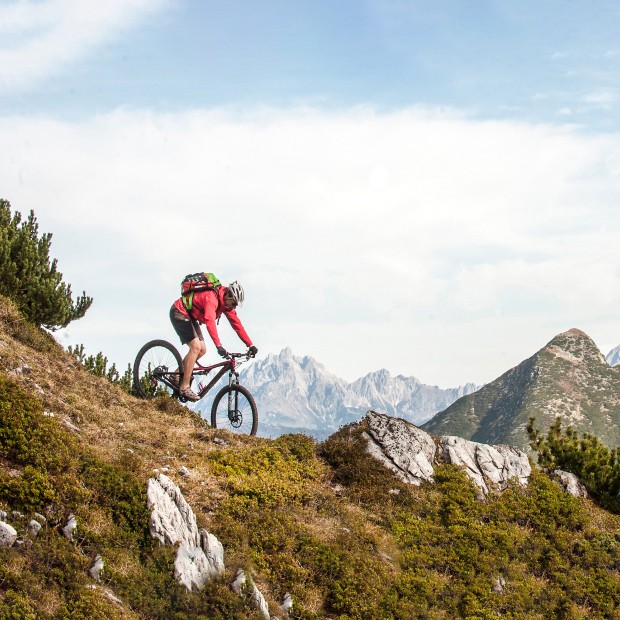 Sportlicher Mann fährt E-Bike © Altenmarkt-Zauchensee Tourismus