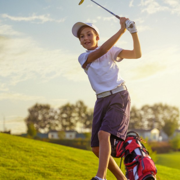 Kind spielt im Urlaub Golf © shutterstock.com