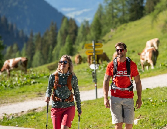 Sportliches Paar beim Wandern im Sommerurlaub © Altenmarkt-Zauchensee Tourismus - Lorenz Masser