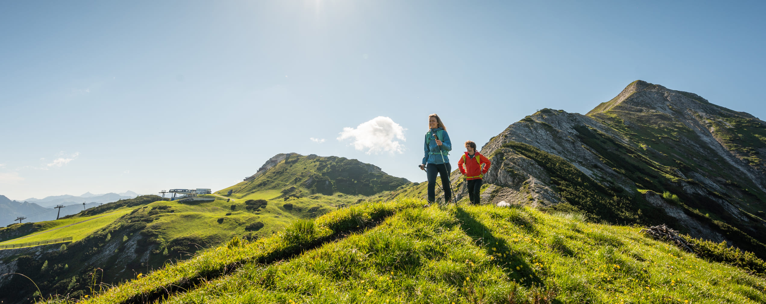 Mann und Frau beim Wandern mit Wanderstöcke © Altenmarkt-Zauchensee Tourismus - Lorenz Masser