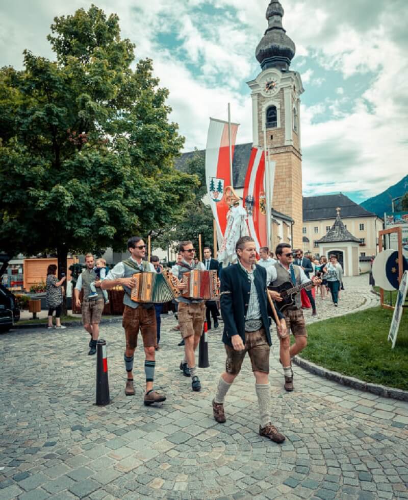 Hochzeitszug durch Altenmarkt