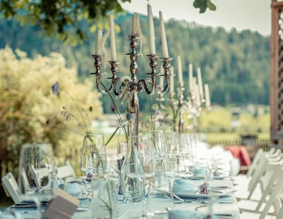 Gedeckter Tisch für die Hochzeitsfeier