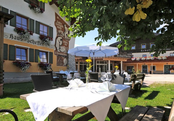 Essen im Garten im Hotel Scheffer