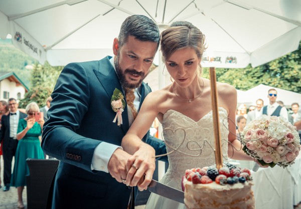 Hochzeitorte anschneiden