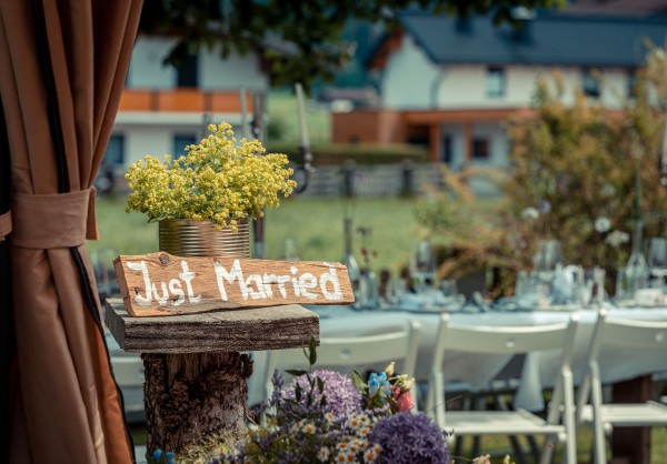 Gedeckter Tisch, dekoriert für die Hochzeit im Hotel Scheffer