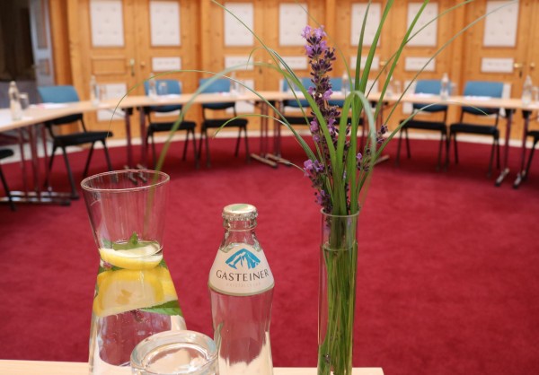 Frische Blumen und Getränke im Seminarraum Kuppel