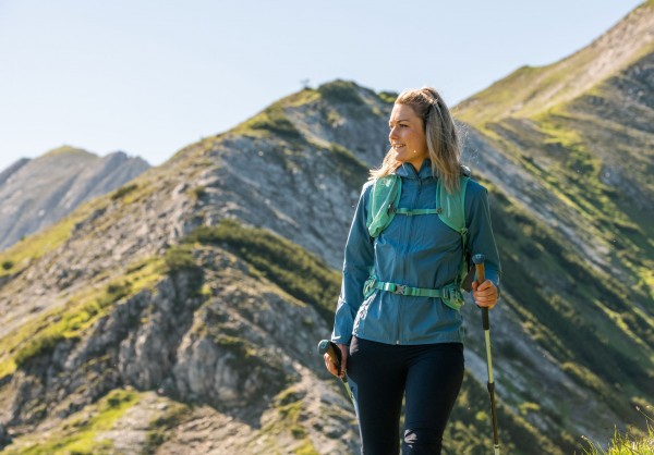 Frau beim Wandern © Altenmarkt-Zauchensee Tourismus - Lorenz Masser 