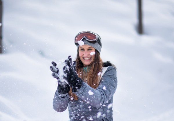 Frau spielt im Schnee © Altenmarkt-Zauchensee Tourismus - Nadia Jabli Photography