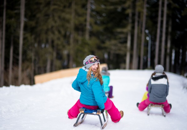 Mit Freunden Schlittenfahren © Altenmarkt-Zauchensee Tourismus - Nadia Jabli Photography