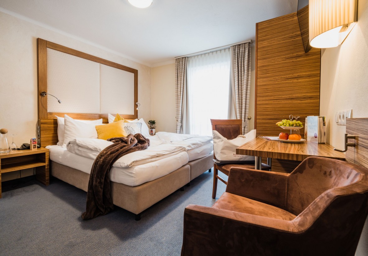 Doppelzimmer mit Schreibtisch