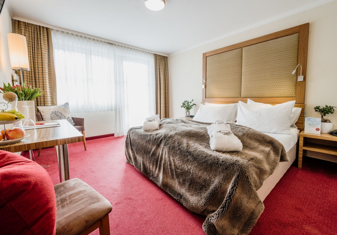 Doppelzimmer im Hotel Scheffer mit TV und Fenster