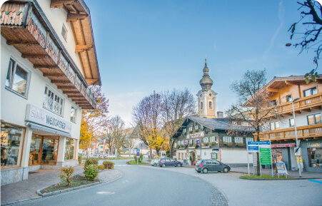 Marktplatz Altenmarkt mit vielen Geschäften © Altenmarkt-Zauchensee Tourismus
