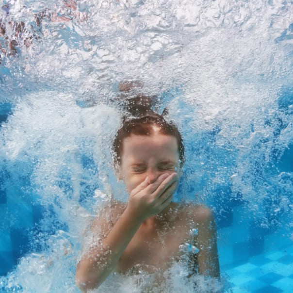 Mädchen schwimmt © shutterstock.com