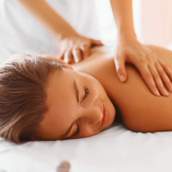 Entspannende Rückenmassage im Wellnessurlaub © shutterstock.com