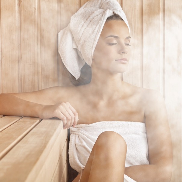 Frau entspannt in der Sauna © shutterstock.com