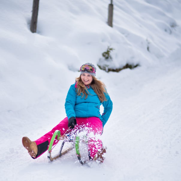 Schlittenfahren im Winterurlaub © Altenmarkt-Zauchensee Tourismus - Nadia Jabli Photography