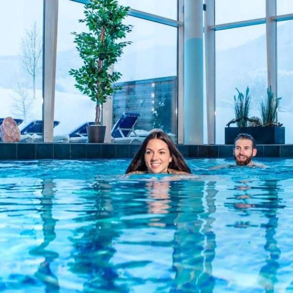 Frau und Mann schwimmen in der Therme Amade © Erlebnis-Therme Amadé Nadia Jabli Photography