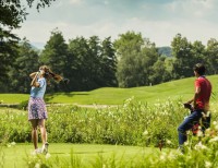 Mann und Frau spielen Golf im Golf Alpin Golfclub Radstadt © Golf Alpin, Markus Berger - SalzburgerLand Tourismus Presse
