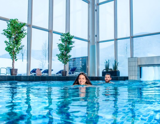 Pärchen schwimmt in der Therme © Erlebnis-Therme Amadé - Nadia Jabli Photography