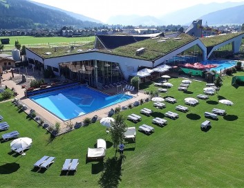 Aussenansicht der Therme im Sommer  © Erlebnis-Therme Amadé - Air Media
